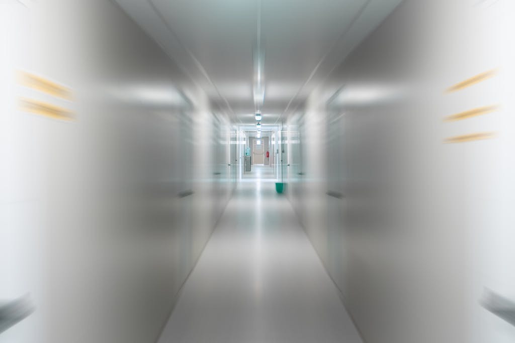 Jak rozjaśnić wąski korytarz i optycznie go powiększyć