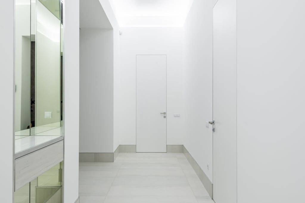 Jak rozjaśnić wąski korytarz i optycznie go powiększyć