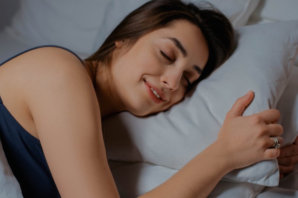 Na którym boku spać, aby poprawić jakość snu i zdrowie?