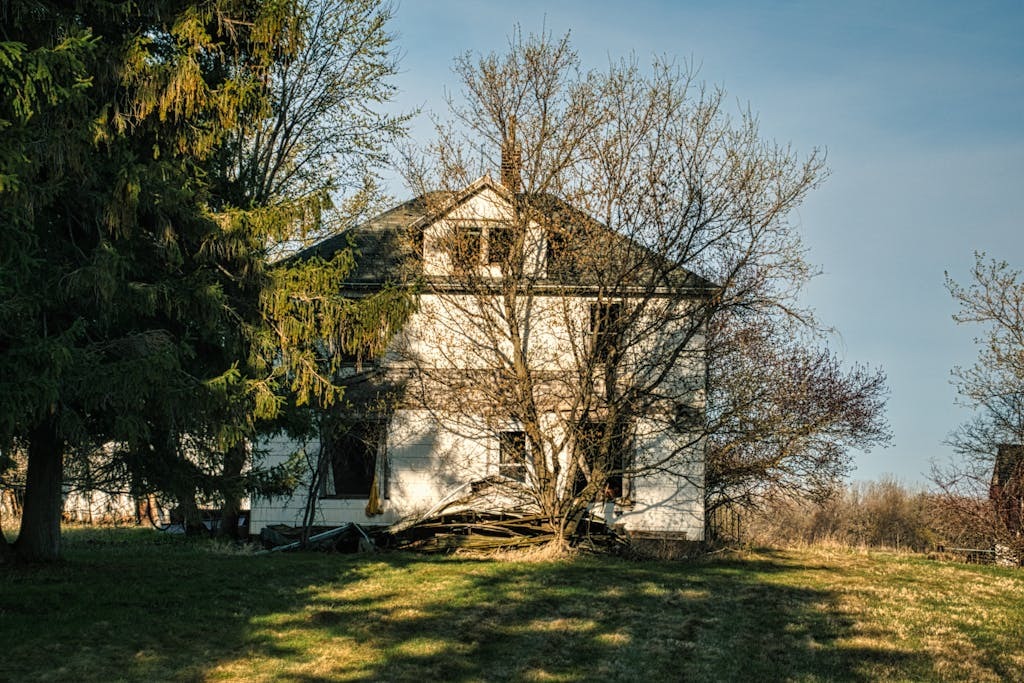 Jak zabezpieczyć niezamieszkały dom przed zimą i uniknąć szkód