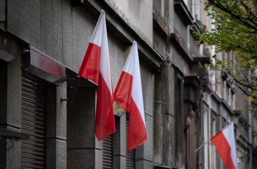 Jak zamontować flagę na balkonie bez uchwytu w prosty sposób