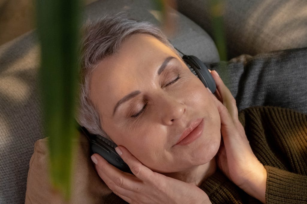 Słuchanie muzyki przez słuchawki podczas snu – korzyści i wskazówki