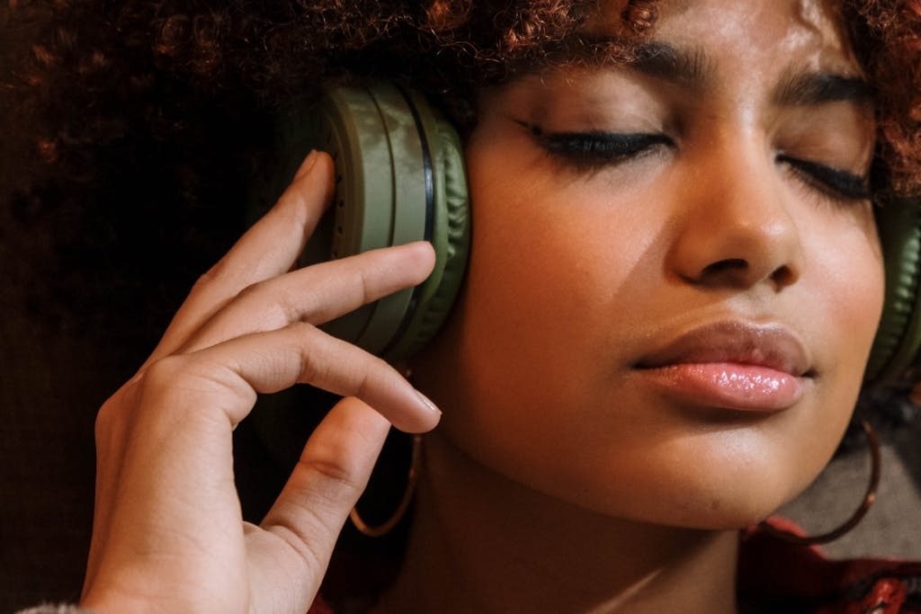 Słuchanie muzyki przez słuchawki podczas snu – korzyści i wskazówki