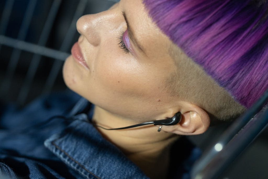 Słuchanie muzyki przez słuchawki podczas snu – korzyści i wskazówki