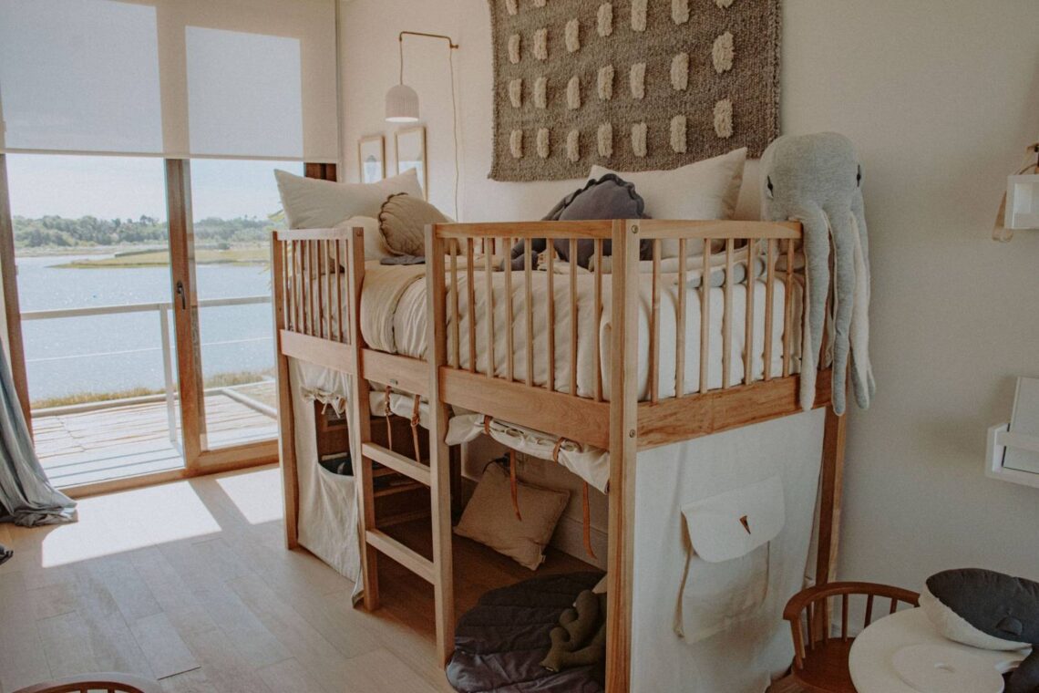 Bezpieczeństwo i funkcjonalność w pokoju dziecka – dlaczego warto wybrać łóżka piętrowe niskie?