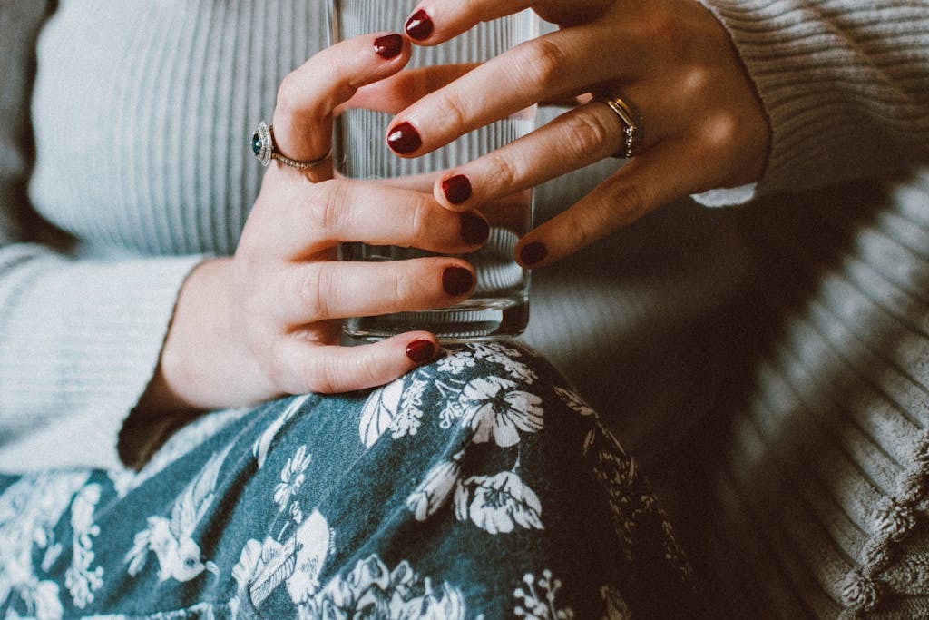 Picie wody w nocy- czy to jest zdrowe, czy picie przed snem zapobiega uradowi