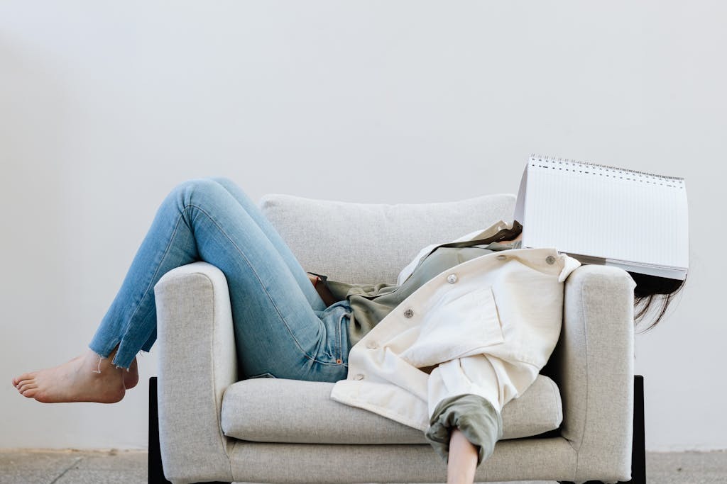 Jak przespać 8h w 2h: Skuteczne techniki na szybki relaks