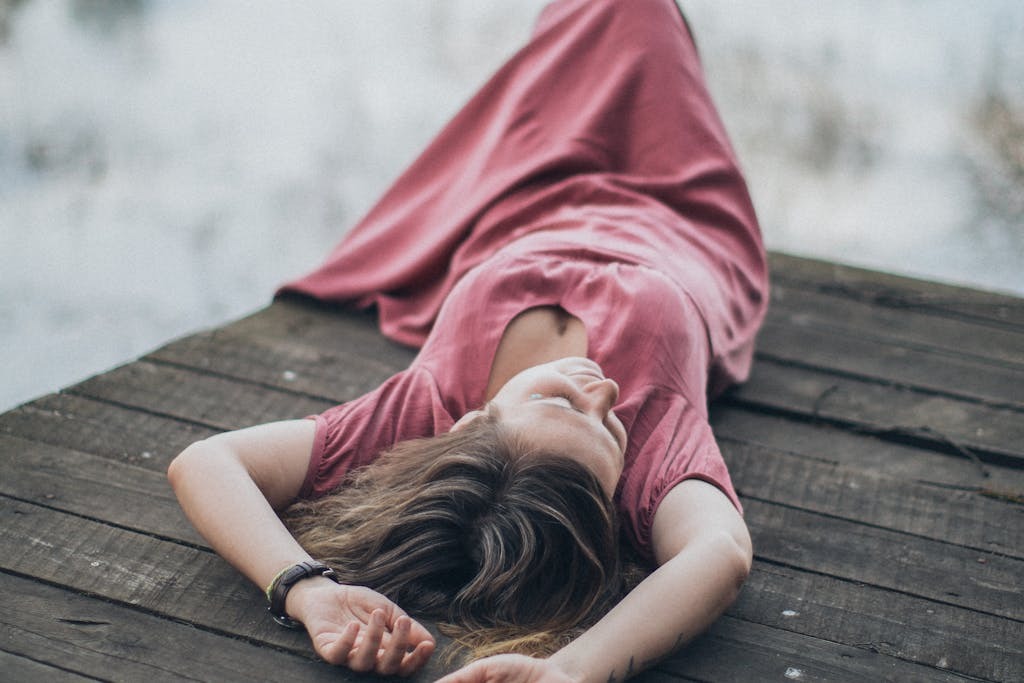 Czy spanie z rękami nad głową jest zdrowe