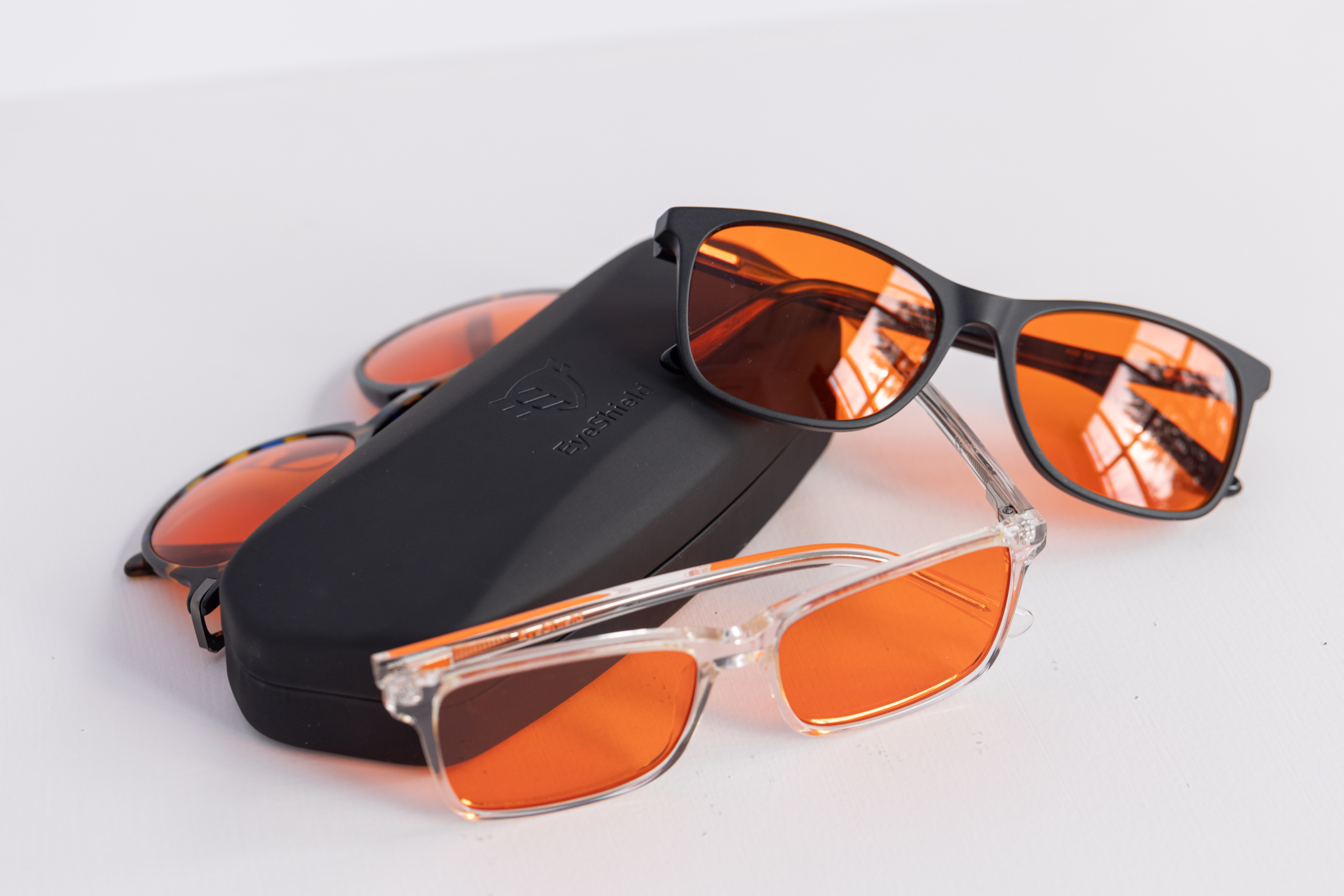 Dlaczego okulary blokujące światło niebieskie EyeShield są droższe i czy to ma sens?