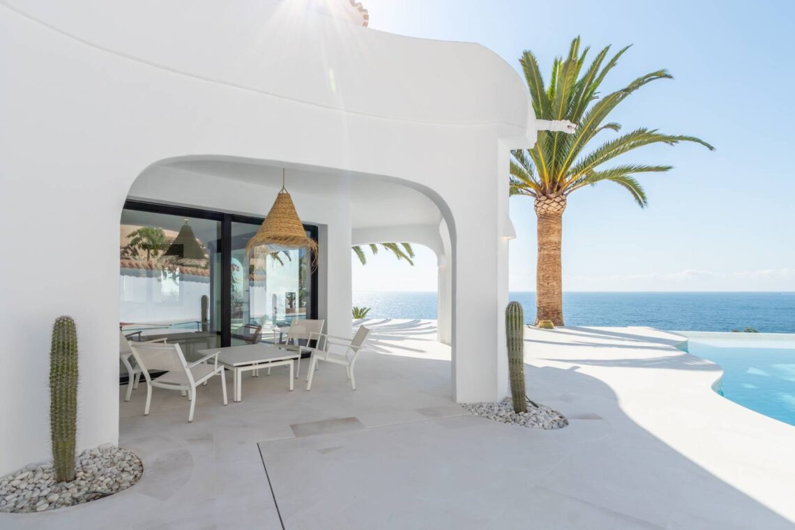 Estepona nieruchomości jako synonim kameralnego luksusu i śródziemnomorskiego spokoju