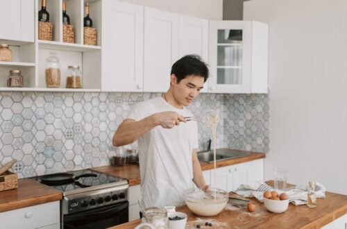 Genialne pomysły na organizację szafek w kuchni, które zachwycą